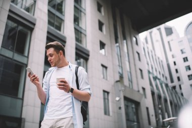 Modern milenyum insanının çağdaş şehir geçmişine karşı ayakta dururken bir fincan kahve içip akıllı telefon kullanmasından.