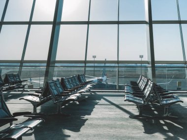Büyük pencereli havaalanının hafif bekleme alanı