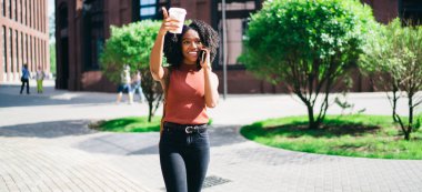 Koyu tenli mutlu bir öğrenci üniversite arkadaşını arıyor. Akıllı telefon konuşmaları sırasında el sallayarak buluşma yeri sorduğu için. Cep telefonu uygulaması ile konuşan olumlu bir kadın.