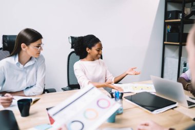 Profesyonel gururlu CEO ofis odasında çalışma saatleri içinde proje geliştirme stratejisini tartışıyor, resmi olarak çeşitli meslekdaşlar işbirliği yapıyor ve birlikte harika bir deneyim kazanıyorlar.