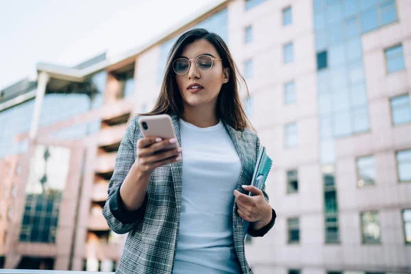 Turkiska Kvinnliga Manager Klädd Formella Slitage Kontroll Smartphone Anmälan För — Stockfoto