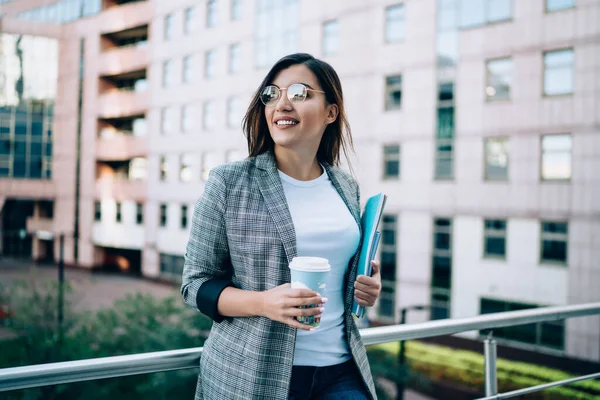 Wanita Positif Berpakaian Formal Sambil Memegang Cangkir Kertas Dengan Minuman — Stok Foto