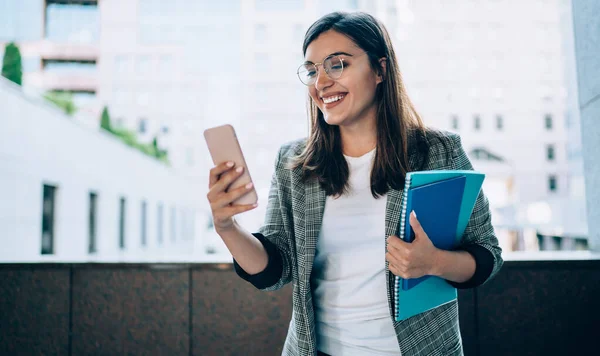 身穿眼镜的土耳其女记者高兴地从同事那里收到有关时间的电子邮件 通过新的现代智能手机装置连接4G无线网络进行采访 — 图库照片