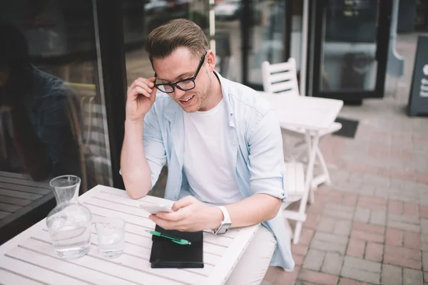 Sonriente Joven Caucásico Hombre Anteojos Sentado Escritorio Terraza Con Bloc — Foto de Stock