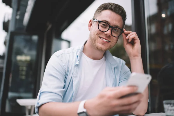 Millennial Hombre Caucásico Camisa Elegante Gafas Con Teléfono Móvil Sonriendo —  Fotos de Stock