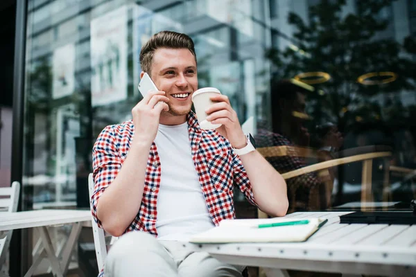 Casual Millennial Cămașă Carouri Așezat Masă Notepad Vorbind Smartphone Timp — Fotografie, imagine de stoc