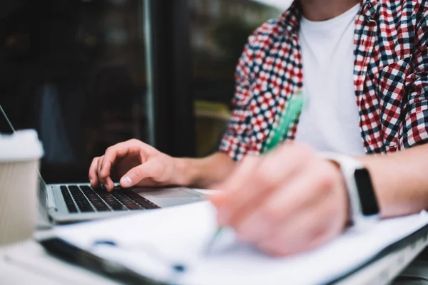 Gesichtsloser Mann Der Laptop Arbeitet Und Notizen Auf Klemmbrett Notiert — Stockfoto