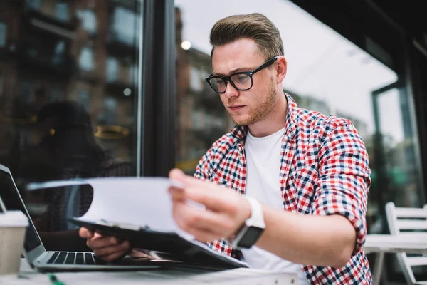 Handsome Millennial Mann Med Briller Sittende Med Laptop Bordet Gaten – stockfoto