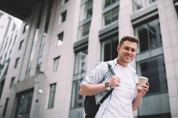 Desde Abajo Guapo Hombre Milenario Con Mochila Tomando Una Taza — Foto de Stock