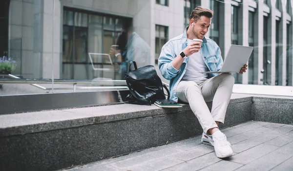 Modern Tusenårig Man Sitter Med Väska Gatan Dricka Kaffe Och — Stockfoto