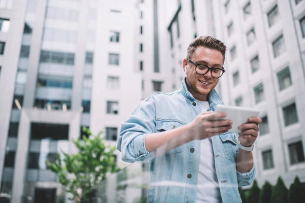 Desde Abajo Feliz Joven Caucásico Hombre Gafas Auriculares Utilizando Tableta — Foto de Stock