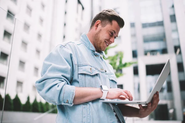 Från Undersidan Utsikt Över Cool Ung Man Denim Jacka Står — Stockfoto