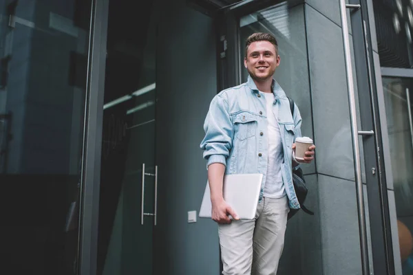 Cool Ung Tusenårig Man Denim Jacka Håller Bärbar Laptop Och — Stockfoto