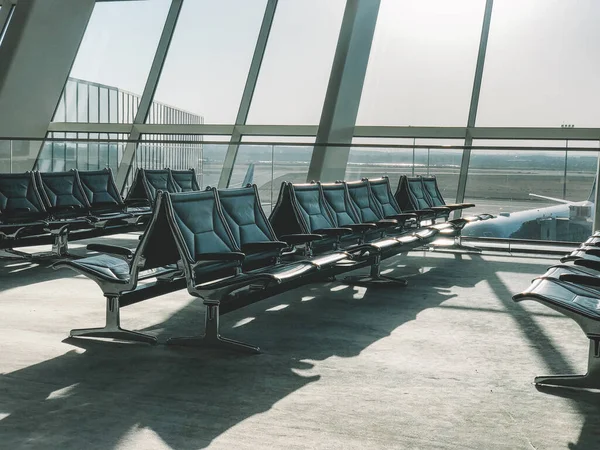 Lichter Wartebereich Des Flughafens Mit Großem Fenster — Stockfoto