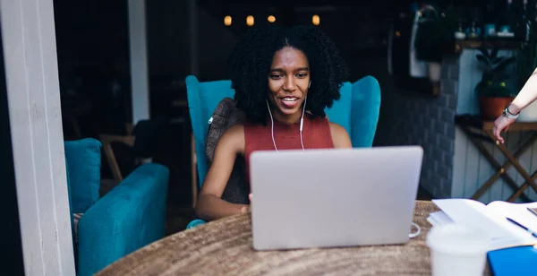 Positiv Svart Hipster Flicka Hörlurar Lyssna Positiv Ljudbok Ansökan Bärbar — Stockfoto