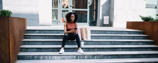 Afro Amerikaanse Vrolijke Vrouwelijke Koper Schrijven Review Black Friday Verkoop — Stockfoto