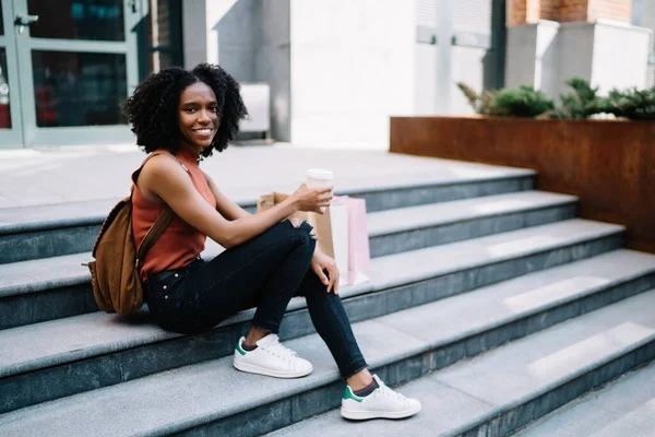 Retrato Comprador Feminino Alegre Descansando Nas Escadas Após Horário Compras — Fotografia de Stock