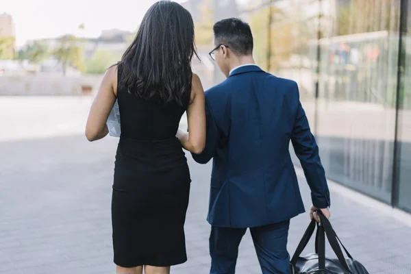 Achteraanzicht Van Elegante Moderne Vrouw Man Met Tas Lopen Door — Stockfoto