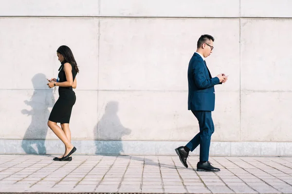 Vista Lateral Hombre Una Mujer Multirraciales Modernos Separados Ropa Formal — Foto de Stock