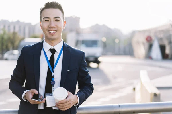 Contenido Hombre Asiático Traje Etiqueta Nombre Sosteniendo Taza Café Teléfono —  Fotos de Stock