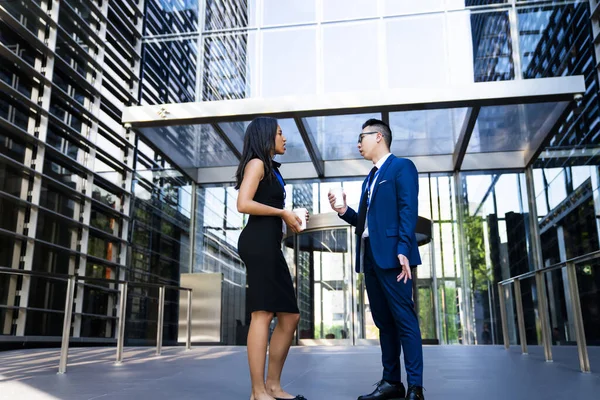 Vista Lateral Mujer Afroamericana Hombre Asiático Ropa Formal Pie Contra — Foto de Stock