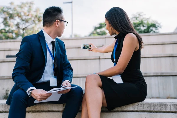 Trendy Diverse Vrouw Man Zitten Met Papieren Beton Tribune Straat — Stockfoto