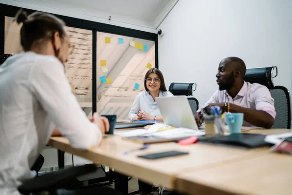 Succesvolle Mannelijke Vrouwelijke Managers Die Genieten Van Samenwerking Vergaderzaal Bemanning — Stockfoto