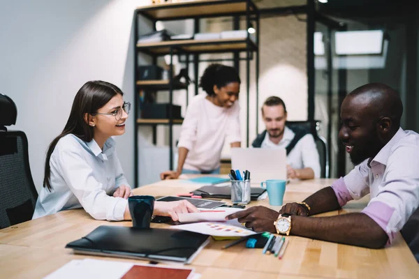 Equipo Multicultural Comerciantes Masculinos Femeninos Experimentados Ropa Formal Que Comunican — Foto de Stock