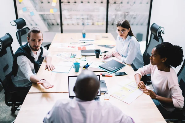 Vue Arrière Des Employés Masculins Féminins Sérieux Assis Table Réunion — Photo