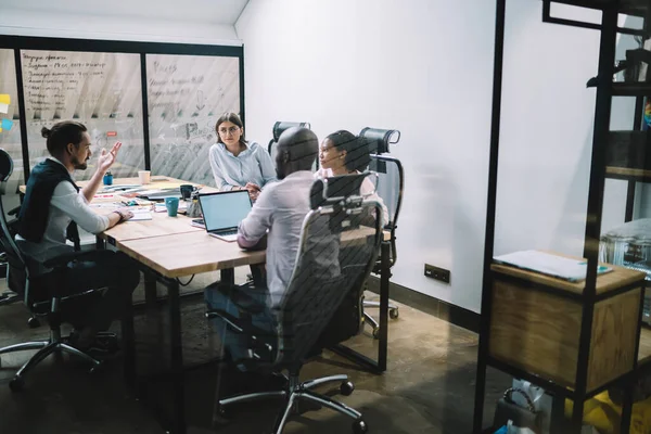 Konferans Odasında Beyin Fırtınası Sırasında Şirketin Finansal Stratejisi Konusunda Işbirliği — Stok fotoğraf