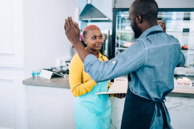 Afrika kökenli Amerikalı bir adam, ara verdiğimizde kafe tezgahının yanında durup, el kol hareketi yapıyor ve ilginç bir hikaye anlatıyor.