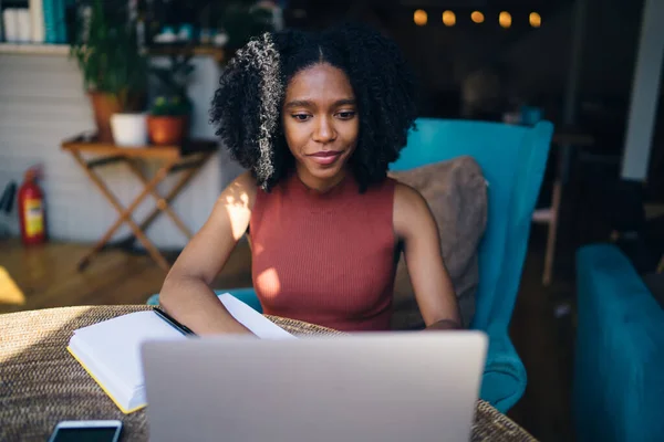 Studente Nera Abbigliamento Casual Digitando Informazioni Testo Nel Browser Ricerca — Foto Stock