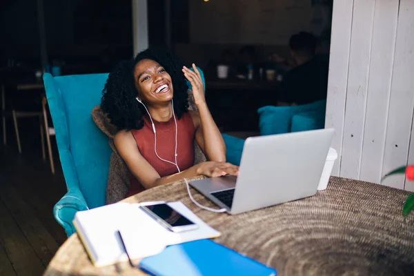 Estudante Afro Americana Entusiasmada Fones Ouvido Sentindo Bem Receber Informações — Fotografia de Stock