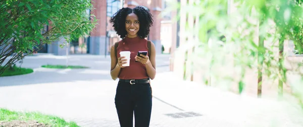 Половинний Портрет Веселої Афроамериканської Жінки Блогера Мобільним Гаджетом Кофеїновим Напоєм — стокове фото