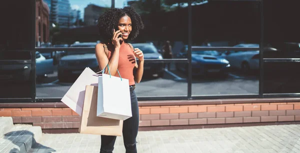 Feliz Adolescente Negro Con Bolsas Papel Llamando Amigo Para Discutir — Foto de Stock