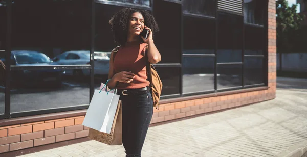 20岁的成功美女喜欢与商场经理用智能手机交谈 讨论在黑色星期五购物日之后 如何在4克手机上销售网络 — 图库照片