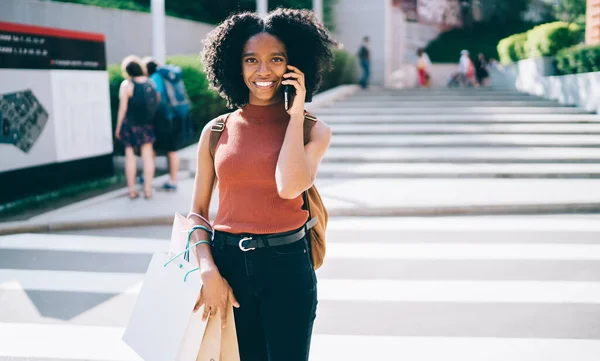 Retrato Metade Comprimento Menina Hipster Feliz Sentindo Animado Depois Comprar — Fotografia de Stock