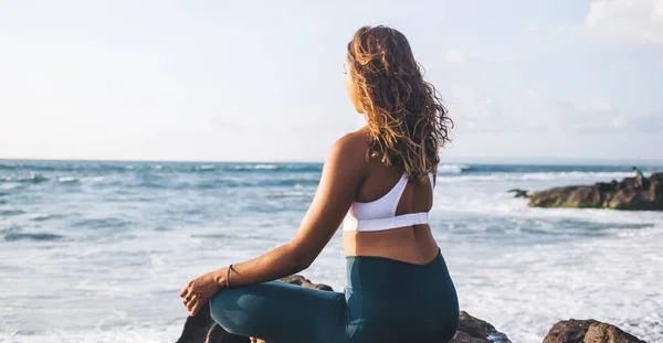 Dunkelhäutige Frau Aus Thailand Genießt Zeit Für Yoga Training Und — Stockfoto