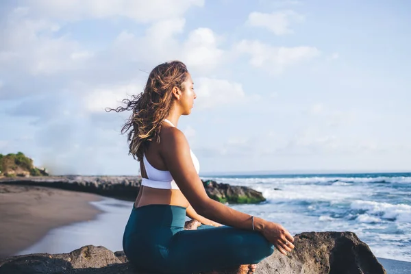 Koyu Tenli Kadın Beyinlerini Nilüfer Yogası Pozuyla Sakinleştiriyor Plaj Şeridinde — Stok fotoğraf
