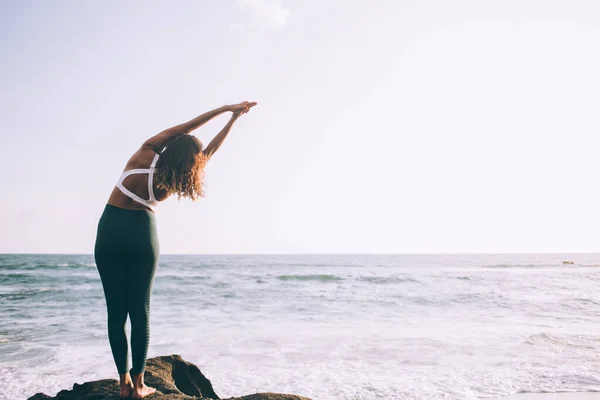 Junge Frau Macht Berg Yoga Übungen Zur Ausbildung Der Beweglichkeit — Stockfoto