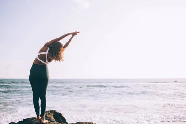 Tânăra Femeie Care Face Exerciții Yoga Montană Pentru Antrena Flexibilitatea — Fotografie, imagine de stoc