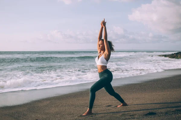 Giovane Donna Attraente Praticare Yoga Piedi Warrior Esercizio Godendo Tempo — Foto Stock