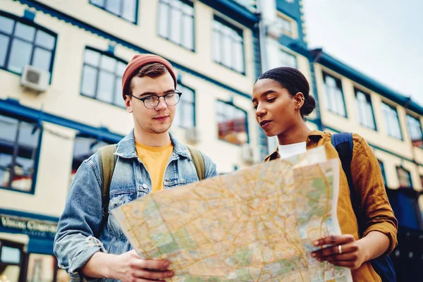 穿着休闲装的多文化游客手拿着旅游地图 在新市镇寻找娱乐场所 周末旅行时 不同的年轻男女游客都在寻找旅游路线 — 图库照片