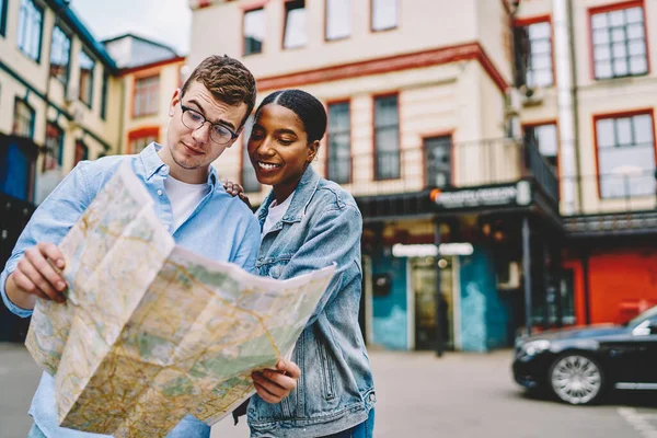 Mujer Joven Afroamericana Feliz Mapa Lectura Desgaste Denim Con Novio — Foto de Stock