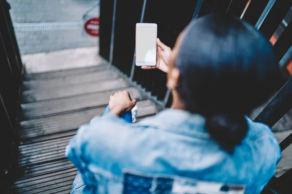 Achteraanzicht Van Afrikaans Amerikaanse Jonge Vrouw Met Een Moderne Smartphone — Stockfoto