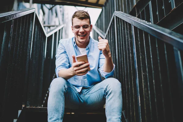 Alegre Blogger Hipster Vestido Casual Viendo Transmisión Vivo Dispositivo Teléfono —  Fotos de Stock