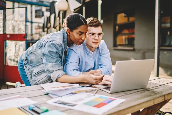 Joven Pareja Multicultural Amor Ver Tutorial Ordenador Portátil Moderno Con — Foto de Stock