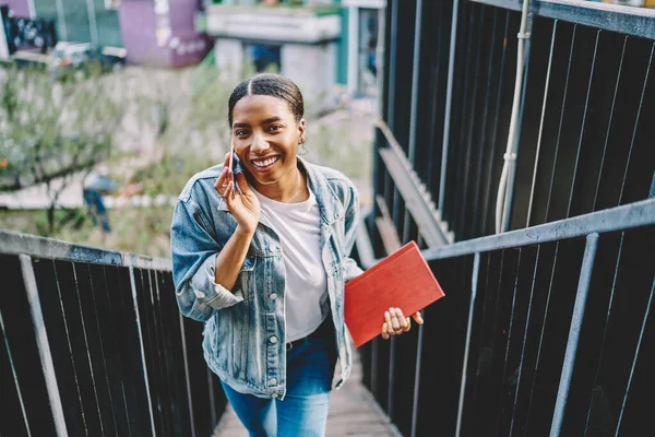 Retrato Alegre Menina Hipster Afro Americana Vestida Com Roupas Jeans — Fotografia de Stock