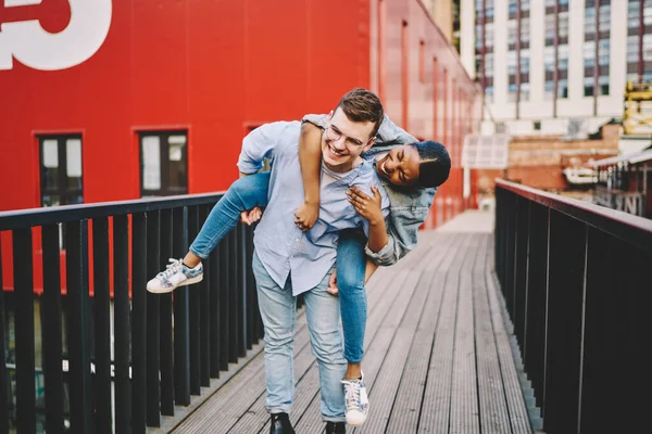 Joyful Casal Romântico Multirracial Passar Fins Semana Juntos Divertindo Rindo — Fotografia de Stock