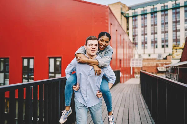 Portrét Radostné Romantické Multiracial Pár Odpočívá Spolu Venku Baví Veselý — Stock fotografie